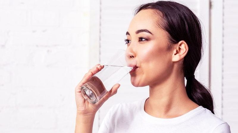 Minum Air Putih Yang Cukup Cara Melembabkan Kulit Wajah